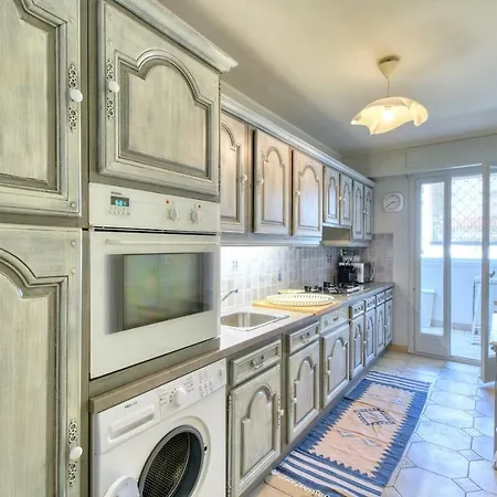 Sea View Flat, Beach Access By Guestready *