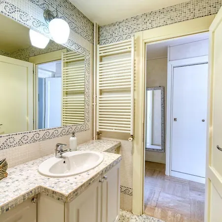 Sea View Flat, Beach Access By Guestready *